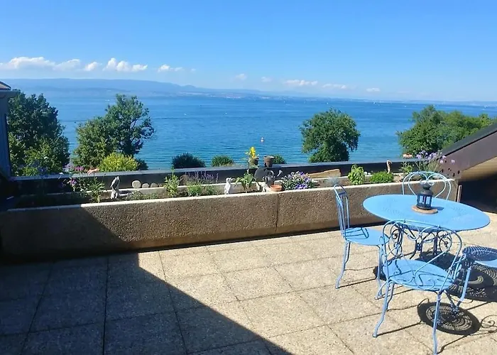 Lakefront. Appartement pieds dans l\'eau. View&direct access to the lake.