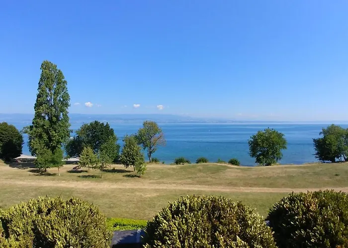 Lakefront. Appartement pieds dans l\'eau. View&direct access to the lake.