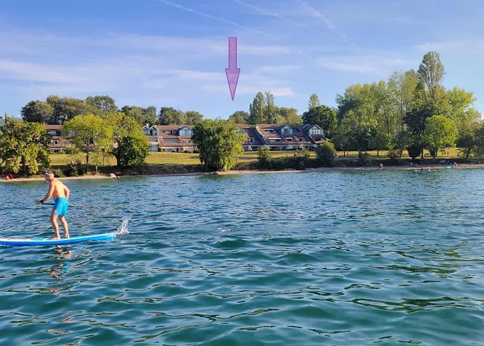 Lakefront. Appartement pieds dans l\'eau. View&direct access to the lake.