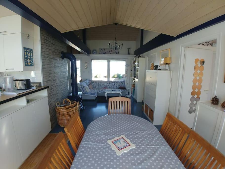 Apartment Lakefront. Pieds Dans L'eau. View And Direct Access To The Lake.