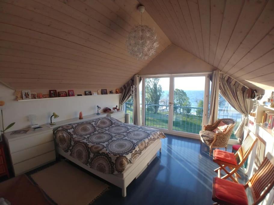 Appartement Lakefront. Pieds Dans L'eau. View&direct Access To The Lake. *