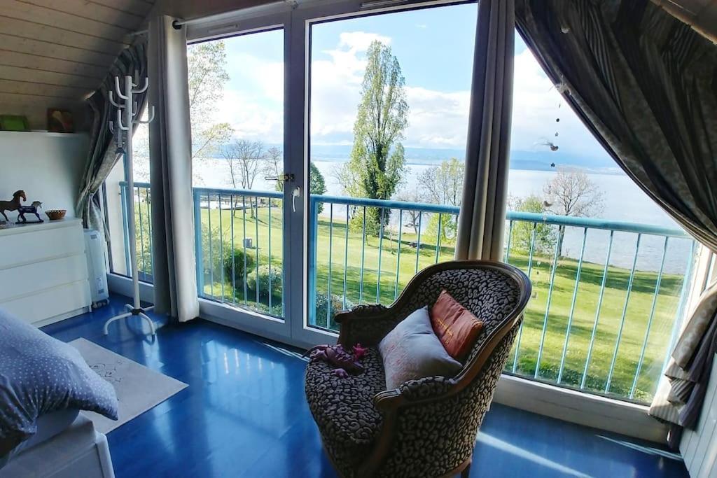 Lakefront. Pieds Dans L'eau. View&direct Access To The Lake. *